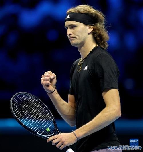 阿尔卡拉斯ATP总决赛首胜告捷，兹维列夫连赢两场