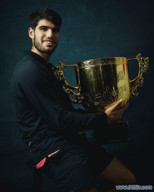 阿尔卡拉斯中网夺冠写真 展现中华传统文化之美