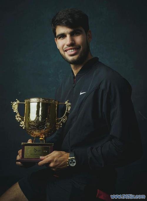 阿尔卡拉斯中网夺冠写真 展现中华传统文化之美